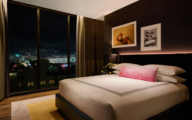 Thompson Suite | Studio with hill view