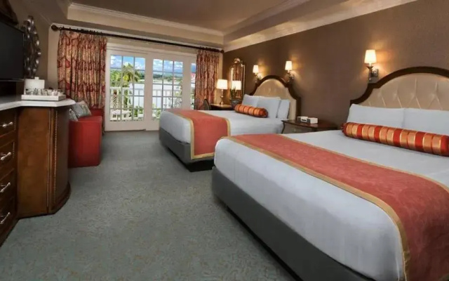 Club Level Quadruple room with Theme park view