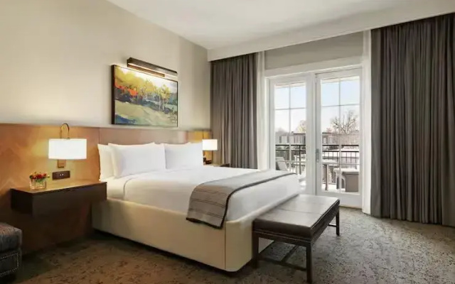 Hearing Accessible Guest room with balcony