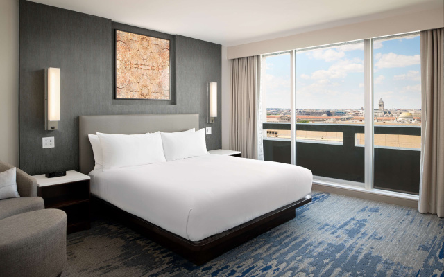 1 Bedroom Double Corner Suite with river view