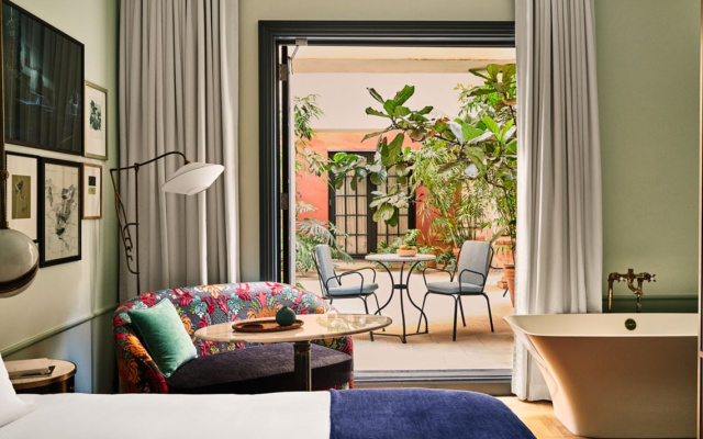 Salon Patio Double room with courtyard view
