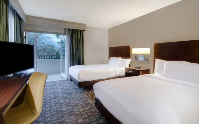Two-room South Wing Building Twin Suite with balcony