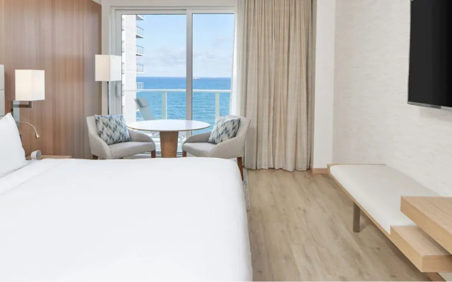 Double room with balcony and with partial ocean view