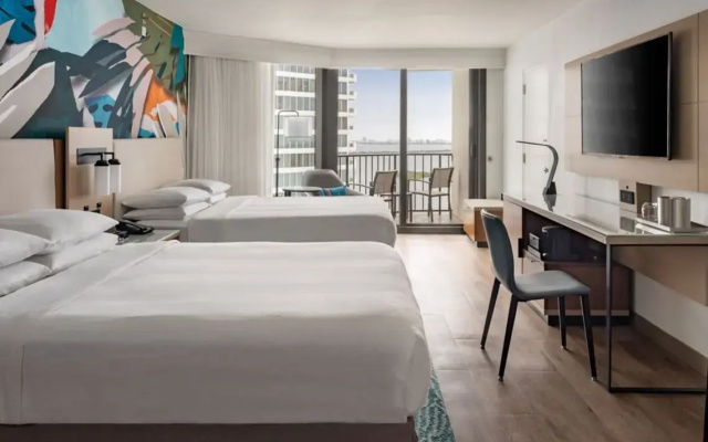 Twin room with balcony and with partial bay view