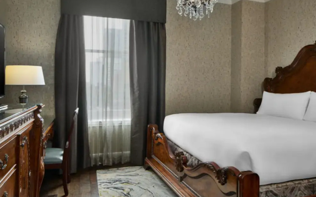 2 Bedrooms The St. Charles Suite