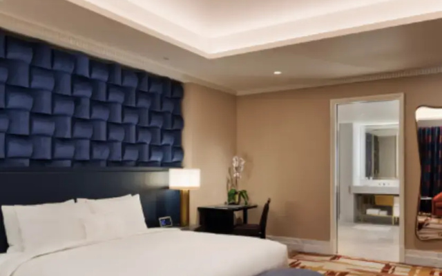 1 Bedroom Crown Double Fleur de Lis Suite