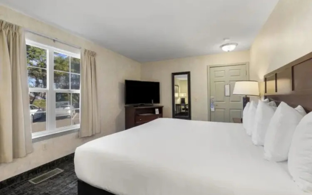 Room with balcony and Estuary View