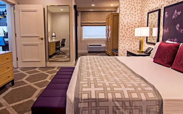 1 Bedroom Executive Strip View Double Suite