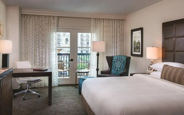 Center Atrium View room