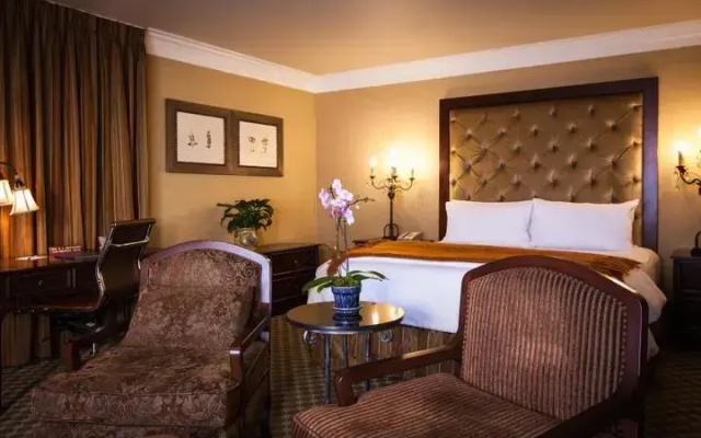 Suite with balcony and with city view