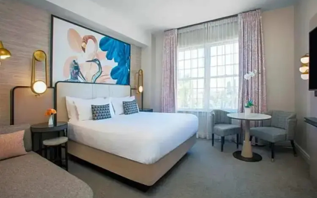 Deluxe Roll-In Shower Double room