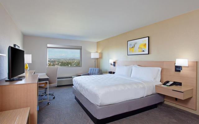 Standard Double Communications Mobility Accessible room