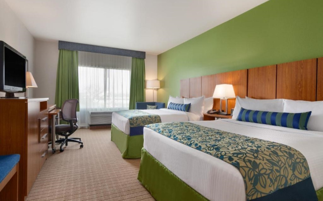 Deluxe Quadruple Mobility Accessible room with balcony