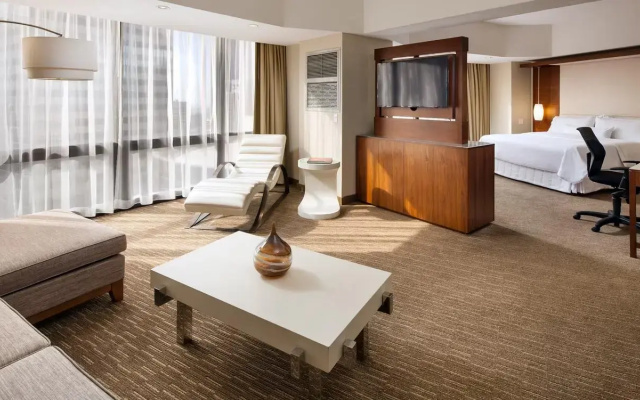 2 Bedrooms Bunker Hill Suite with city view