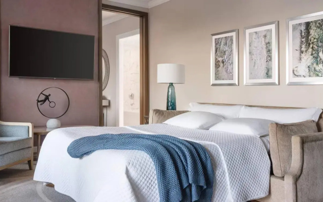 1 Bedroom Double Club Level Suite with balcony