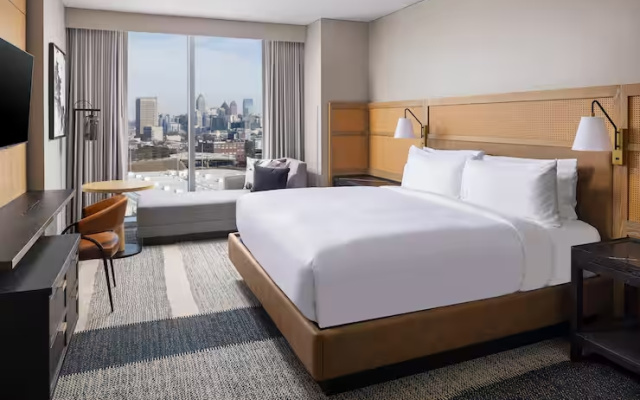 Skyline room with city view
