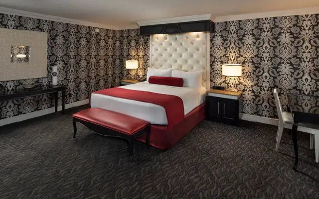 Classic, Scarlet or Vegas Baby Gold Tower Double Suite