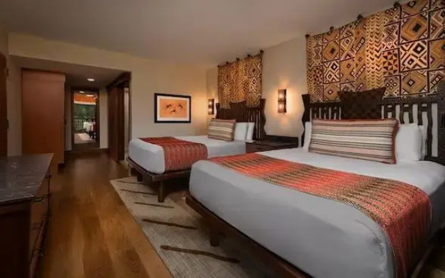 2 Bedrooms Club Level Access Suite