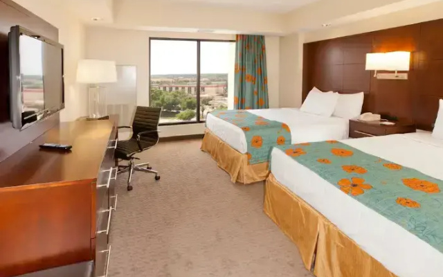 Club Accessible Twin Suite with city view