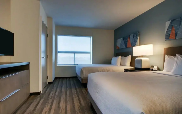 1 Bedroom Accessible Tub Twin Kitchen Suite