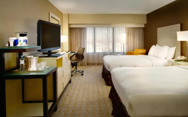 Quadruple room Runway View