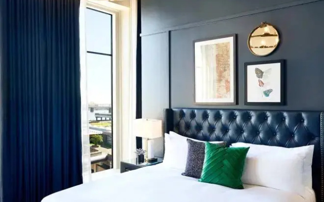 Corner Double room with city view