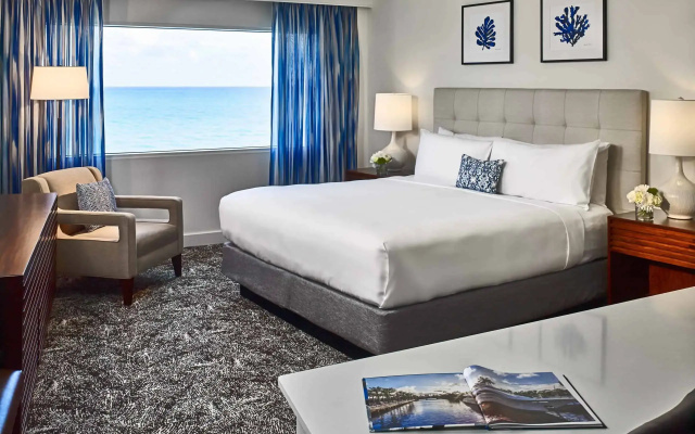 Superior Deluxe Ocean Curve Accessible room