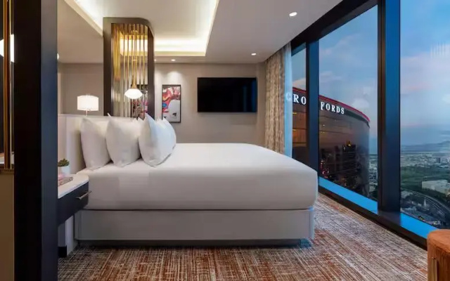 Entertainment Accessible Double Suite with city view