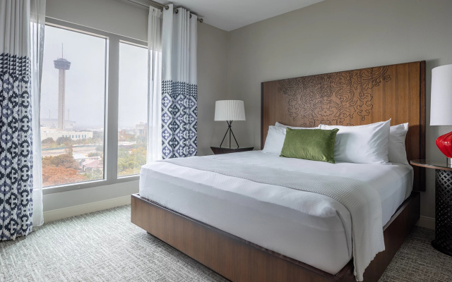 Suite with city view