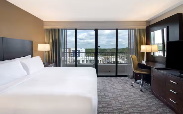 Two-room Atrium Building Double Suite with balcony