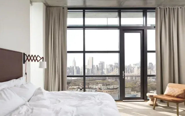 Double room with balcony and with Manhattan view