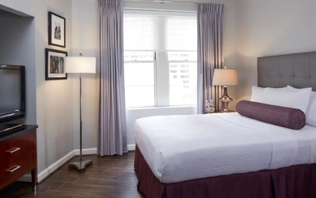 Solo Single room with street view