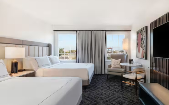 Twin Deluxe room with city view