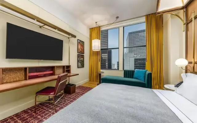 Mobility/Hearing Access room with city view