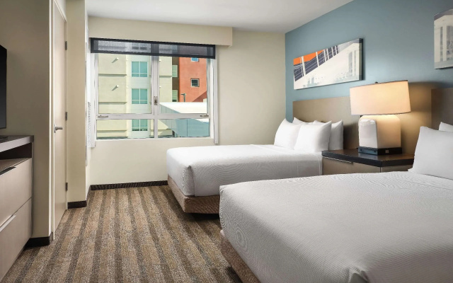 1 Bedroom Twin Kitchen Suite