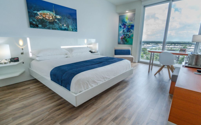 Floridian room with balcony