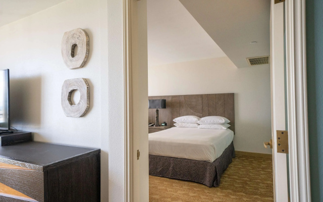 2 Bedrooms WAIKIKI Quadruple Suite with city view