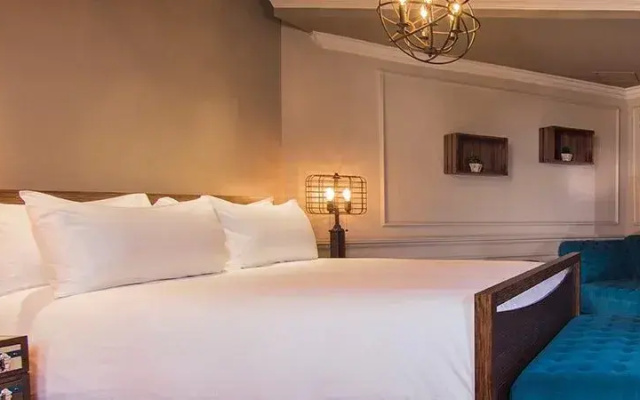 Boulevard Double Suite with strip view