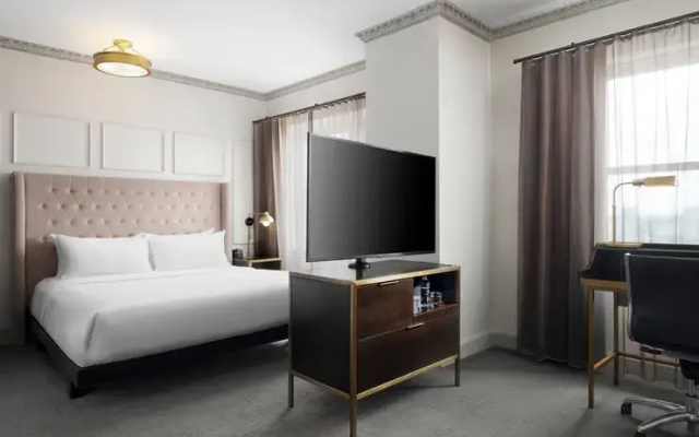 Deluxe W/accessible Roll-in Shower room