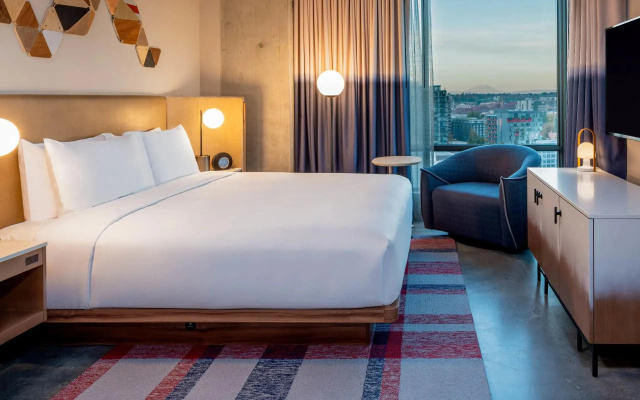 Corner Double room City View