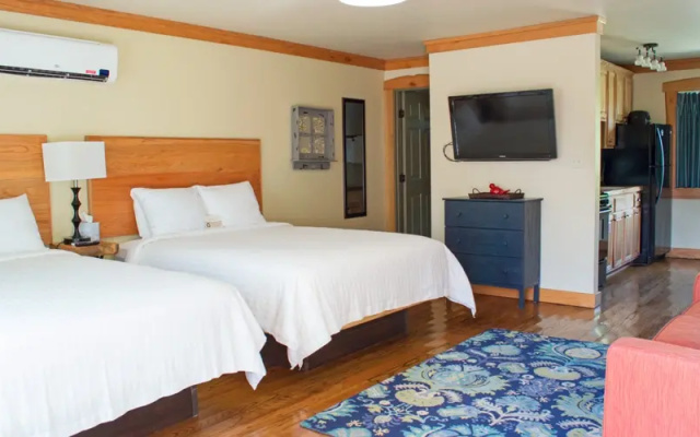 Studio Riverbend Cabin