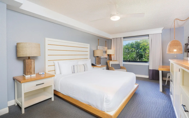 Double room with partial ocean view