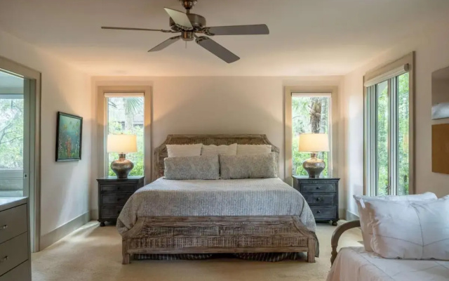 5 Bedrooms House
