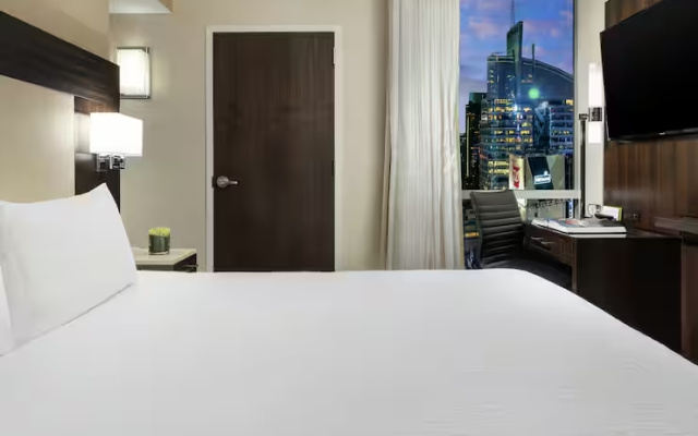 Corner Double room with Ball Drop view