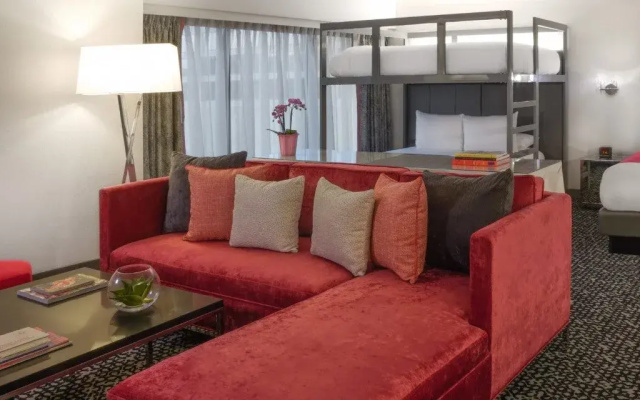 Bunk Bed Flamingo room