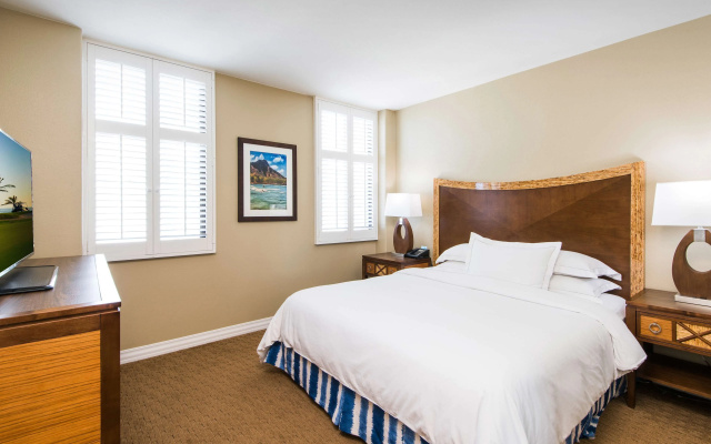 1 Bedroom Hearing and Roll-In Shower Accessible Double Lagoon Suite