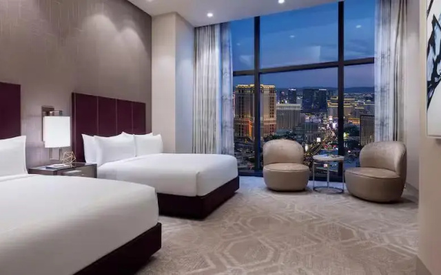 3 Bedrooms Entertainment Suite with strip view