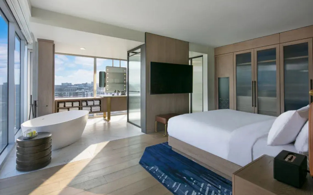 1 Bedroom Penthouse Double Suite with balcony and City View