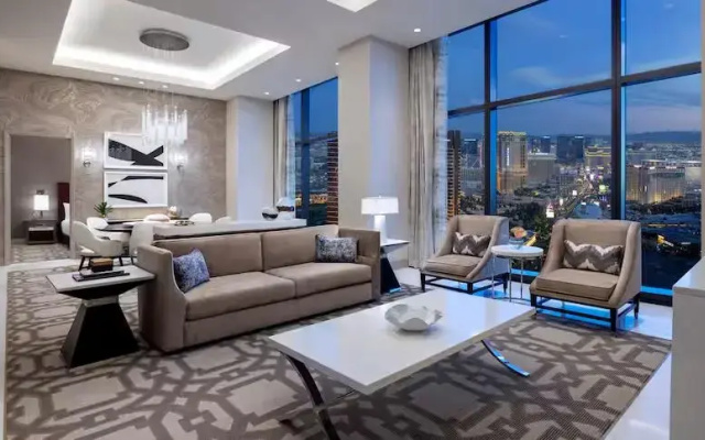1 Bedroom Entertainment Accessible Double Suite