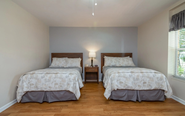 Guest room Poolside